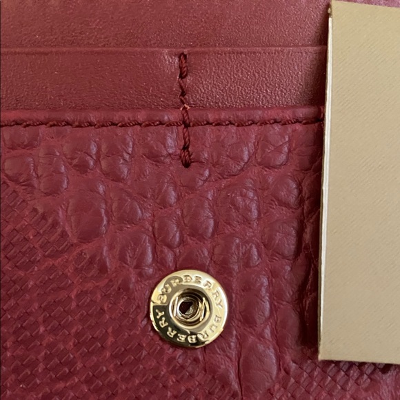 💎 BURBERRY Embossed Check Grain Porter Wallet 👄 - Picture 5 of 5